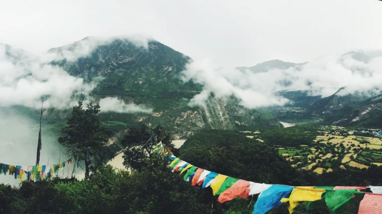 Discovering the Charm of the Mountain-Range Pennant Flag