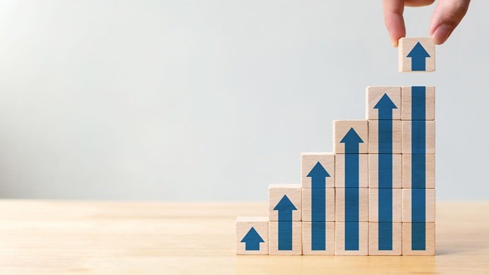 Savings Plans vs. Investments: Where Should You Put Your Money?